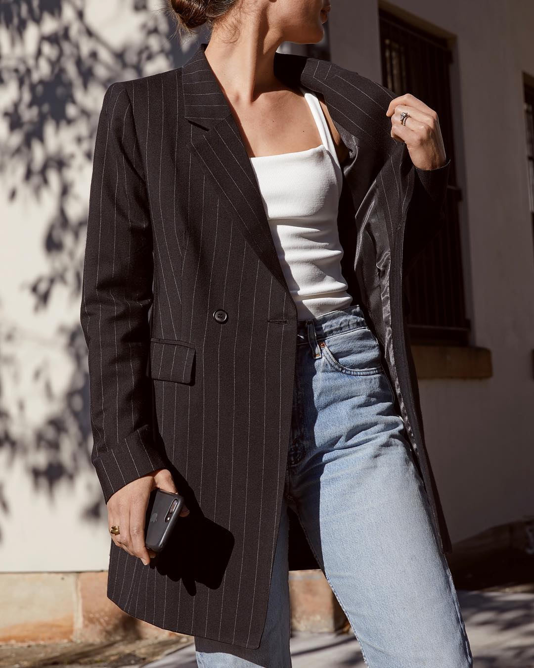 sara crampton mặc áo nữ cổ vuông tank top và áo blazer