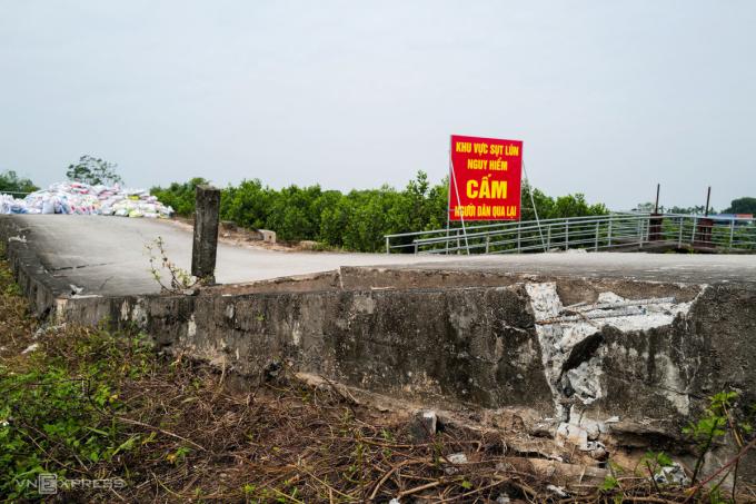   Hơn 10 ngày sau sự cố, người dân vẫn chưa thể qua điểm sụt lún này. Hàng trăm bao cát được chuyển tới, 150 người luôn trong tình sẵn sàng ứng cứu khi có tình huống xấu xảy ra.  