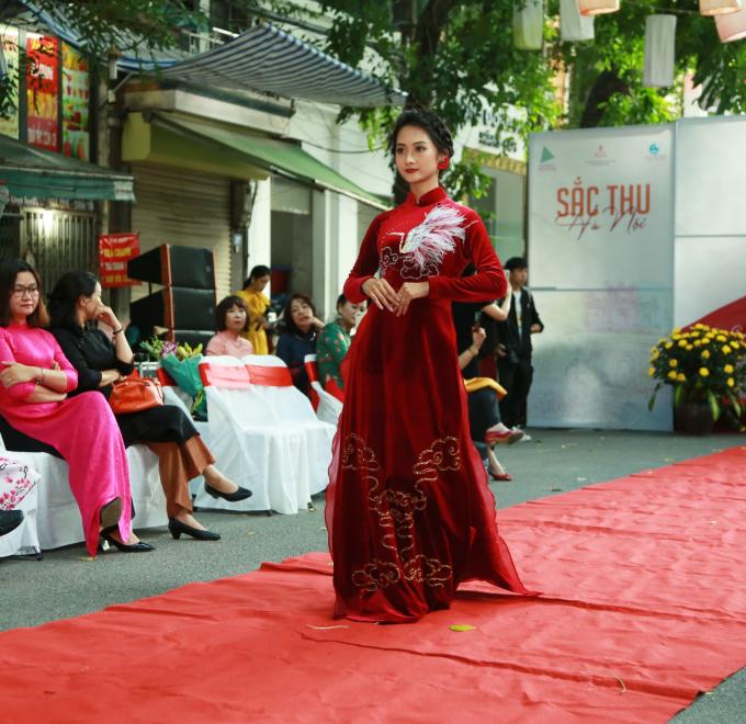 Áo dài Hương Giang nổi bật trong “Sắc Thu Hà Nội”