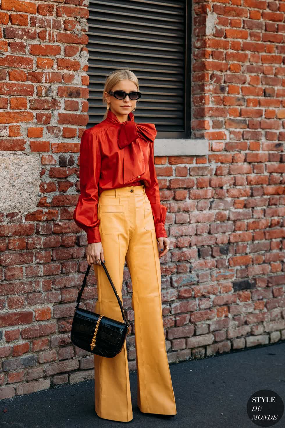 Caroline-Daur-by-STYLEDUMONDE-quan-mau-vang-mu-tat-streetstyle