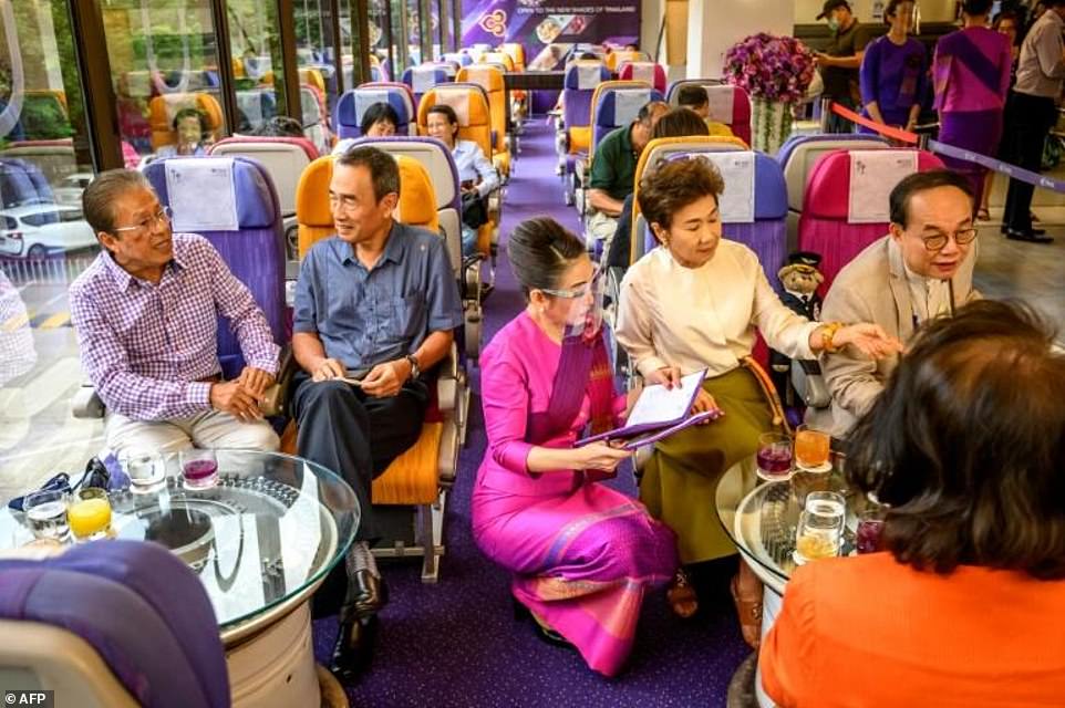 Khung cảnh bên ngoài của một quán  cafe máy bay  mở ngay tại trụ sở của Thai Airways cũng đang hoạt động và thu hút được lượng khách hàng đáng kể. 