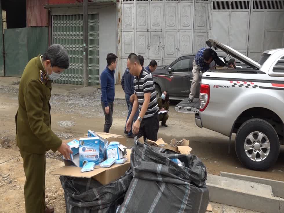 Những ngày gần đây, lực lượng chức năng liên tục phát hiện các vụ việc sai phạm liên quan đến mặt hàng khẩu trang, thuốc sát khuẩn.