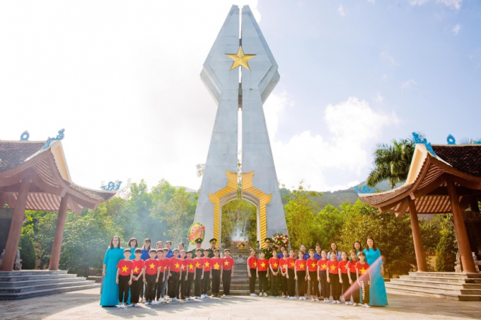 Dâng hương, tưởng niệm các anh hùng, liệt sỹ Pò Hèn