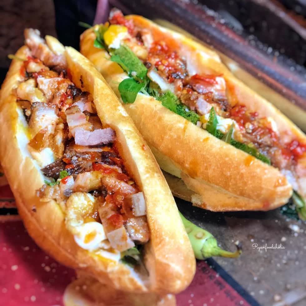 Bánh mì Việt Nam là sự kết hợp của nhiều loại nguyên liệu và gia vị. Ảnh: Instagram/Ryanfasdaholic