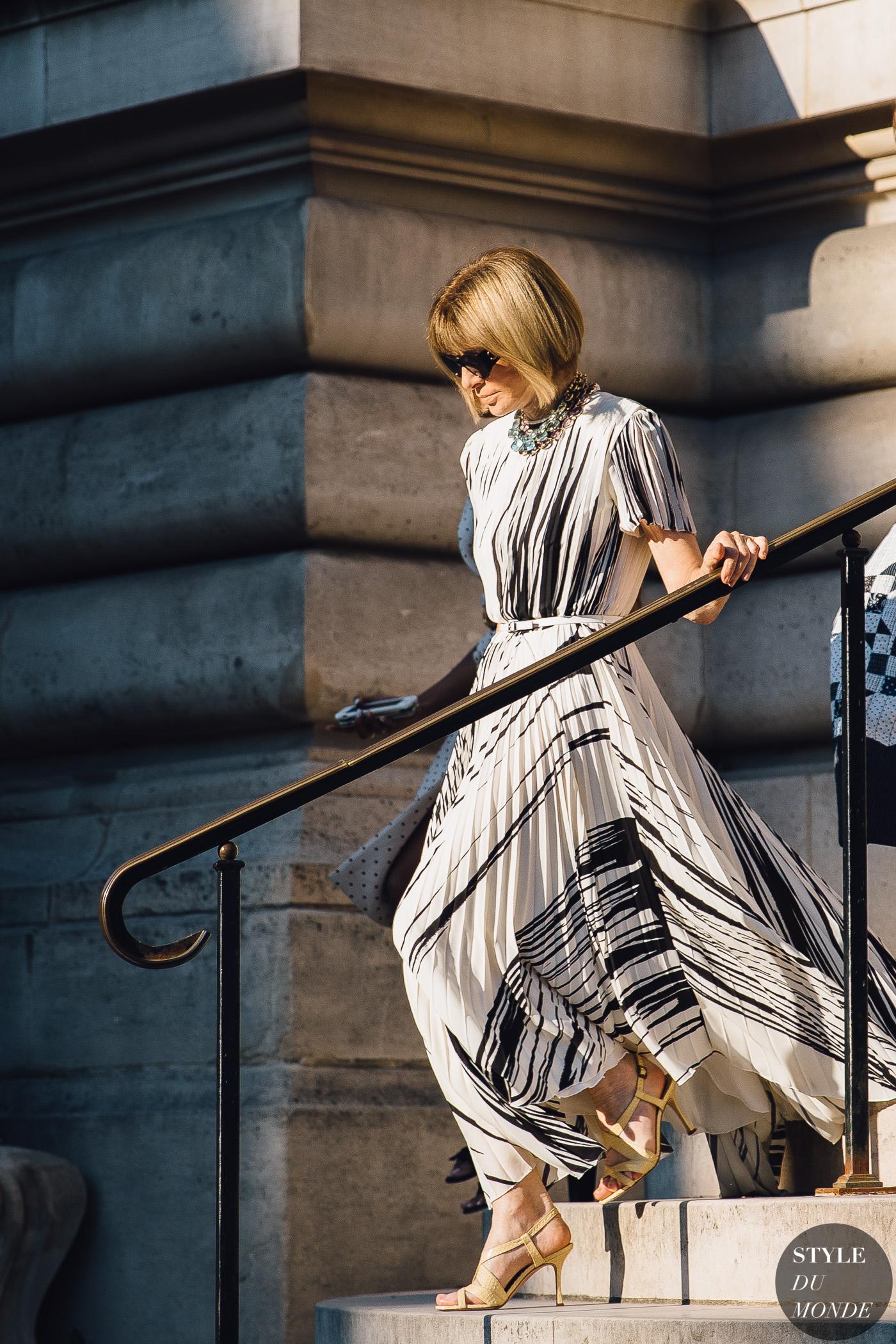 Anna Wintour mặc váy xòe xếp ly trắng đen