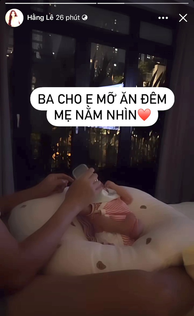 Sau khi hạ sinh nhóc tỳ đầu lòng, Minh Hằng thường xuyên chia sẻ cuộc sống thường ngày của mẹ bỉm sữa