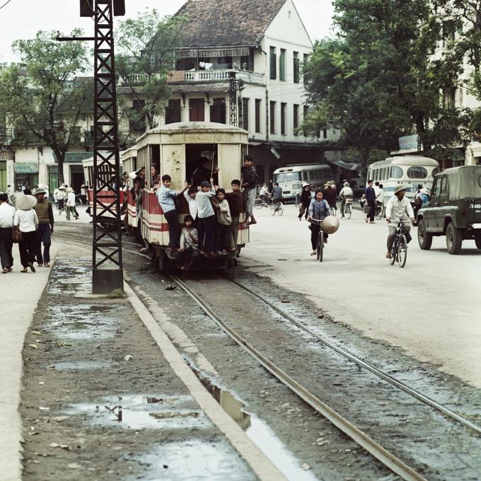   Tàu điện trên đường phố Hà Nội năm 1975. Tháng 5/1900, người Pháp xây dựng nhà máy xe điện Hà Nội và lắp đường ray. Từ đó, tàu điện trở thành phương tiện công cộng phổ biến của người dân thủ đô trong thế kỷ 20.  