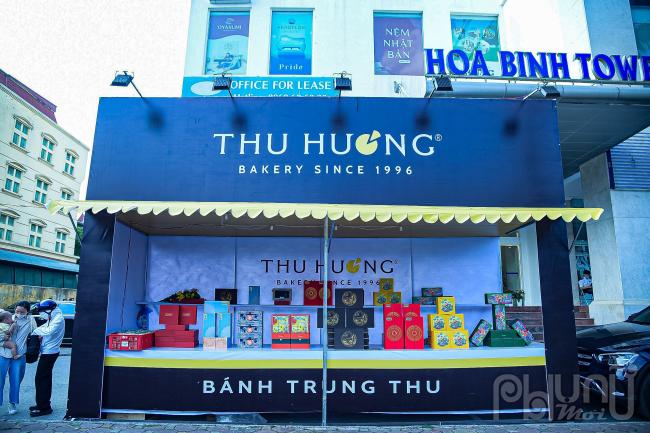 Nhân viên tại gian hàng bánh Trung thu Thu Hương trên đường Hoàng Quốc Việt cho biết, trời nóng oi các nhân viên trực bán hàng khá là vất vả, vì là đầu mùa nên rất ít khách, năm nay các sản phẩm đóng hộp cao cấp có tăng giá 1 chút so với năm ngoái ~ 10,000vnd/ hộp, còn dòng bánh dẻo, bánh nướng tăng 1000 vnd/bánh. 