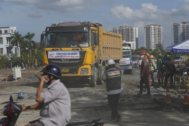 Hàng trăm công nhân làm việc thâu đêm suốt sáng cấp tốc xây dựng thêm hai bệnh viện dã chiến