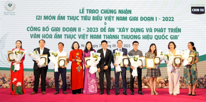 Đại diện các địa phương phía Bắc nhận Chứng nhận món ẩm thực tiêu biểu 