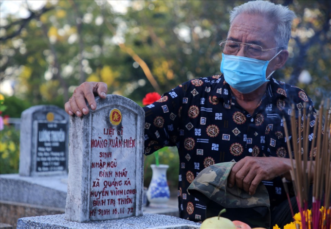 Chiều muộn 26.7, ông Hoàng Trung Khiến (78 tuổi, trú tại huyện Vĩnh Linh) là anh trai của liệt sĩ Hoàng Xuân Hiên đến nghĩa trang thắp cho em nén nhang. “Từ khi biết phần mộ của em yên nghỉ tại đây, năm nào vào dịp lễ gia đình cũng ghé thăm. Chúng tôi thấy được an ủi, khi phần mộ của em tôi cũng như các liệt sĩ khác được chăm lo chu đáo” - ông Hoàng Xuân Khiến, nói.