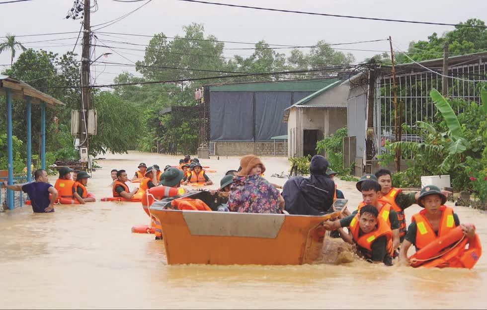 Di dời người dân đến khu vực an toàn tránh lũ. Ảnh minh họa