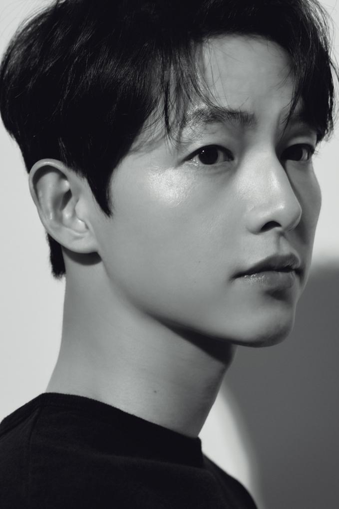 Song Joong Ki gây ấn tượng với vẻ soái khí ngời ngời ở độ tuổi U40 dù lộ nếp nhăn ở dưới bọng mắt. Trong buổi phỏng vấn, nam tài tử đình đám đã khoe video con trai cưng với các phóng viên Hàn. 1 nhà báo tỏ ra vô cùng thích thú trước động thái từ nam thần họ Song: “Là sao hạng A nhưng anh ấy cũng có điểm chung như bao ông bố khác, đó là thích khoe về con trai cưng”