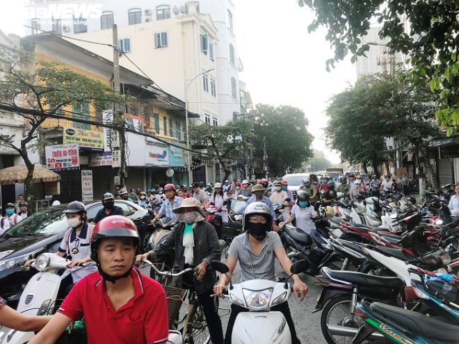   Vì lượng người đến đây mua bánh quá đông, xe để tràn xuống lòng đường nên giao thông trên đường Cầu Đất ngay từ đầu giờ sáng đã rơi vào tình trạng ùn ứ, phương tiện di chuyển khó khăn, nhiều người tỏ ra khá bực bội.  