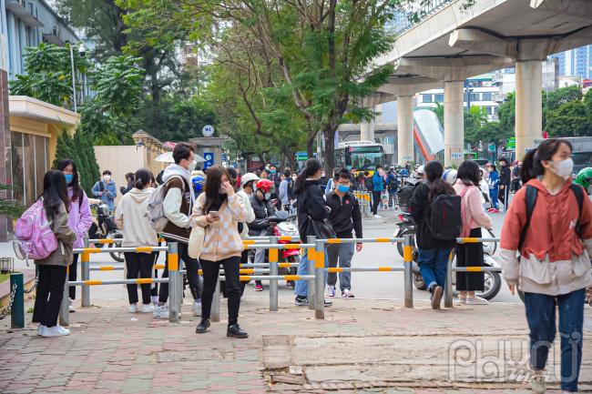 Thời điểm học sinh, sinh viên tan trường, lượng người tràn xuống lòng đường tăng trong khi vỉa hè vẫn còn trống.