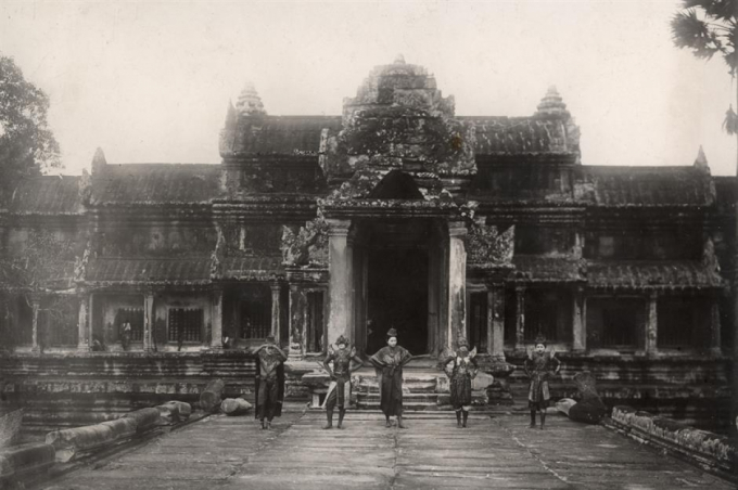 Quần thể Angkor Wat (Siem Reap, Campuchia). Quần thể đền Angkor Wat được cho là công trình kiến trúc tôn giáo lớn nhất thế giới, có diện tích 162,6 hecta và bao gồm hơn một nghìn tòa nhà. Ảnh được chụp vào năm 1910.