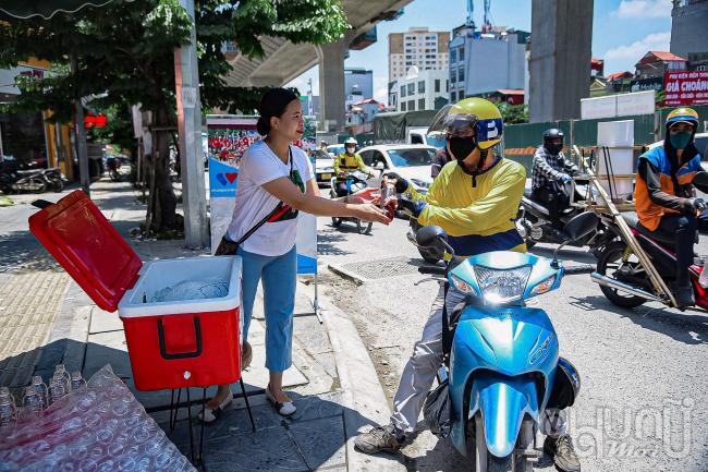 Chị Lan Hương chia sẻ: Để giảm thiểu chi phí và tốt cho sức khoẻ chị chọn nước chè xanh tươi. Để những chai nước chè được lạnh mát chị không cho đá trực tiếp vào chai mà chị để chai nước trong thùng đá.