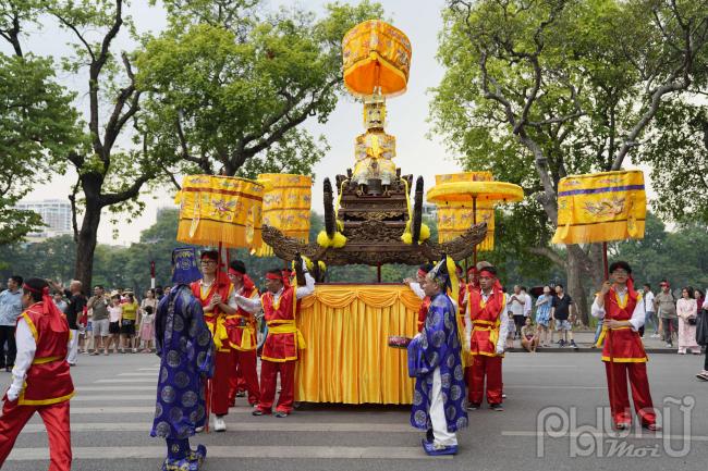 Sau khi làm lễ dâng hương tưởng niệm Vua Lê Thái Tổ tại đình Nam Hương vào tối ngày 2/6, khoảng 17h ngày 3/6, đoàn rước kiệu truyền thống với sự tham gia của hơn 1.000 người gồm: Xe ô tô hình kết hoa có ảnh vua Lê Thái Tổ, các đội mua lân, múa rồng, cờ hội... bắt đầu xuất phát. 