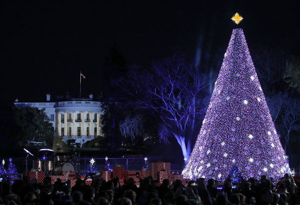 Cây thông Noel bên ngoài tòa Bạch Ốc ở thủ đô Washington D.C