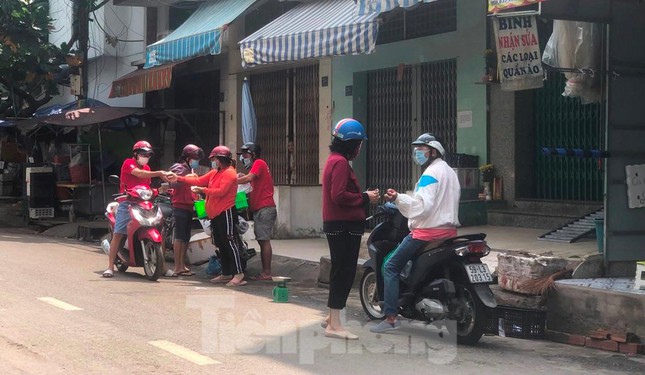           Hàng rong vừa bán vừa... chạy cũng xuất hiện trong thời điểm này. Một người bán cá sapa chất giỏ đầy trên xe máy, đi tới đâu bán hàng tới đó. Tầm 5-10 phút lại chạy đến nơi khác bán tiếp.          