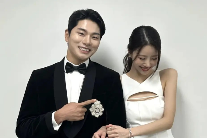 Lee Yi Kyung và Mijoo rất thân thiết với nhau ngoài đời,...
