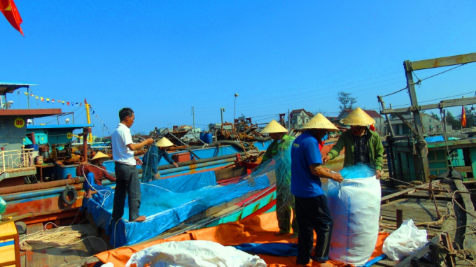 Người dân đang tất bật chuẩn bị sắm sửa lưới cho một chuyến buông lưới đầu năm.