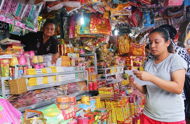 Ngoài hoa tươi và trái cây, vàng mã là mặt hàng được tiêu thụ mạnh nhất trong Rằm tháng 7. Ảnh: Phượng Lê