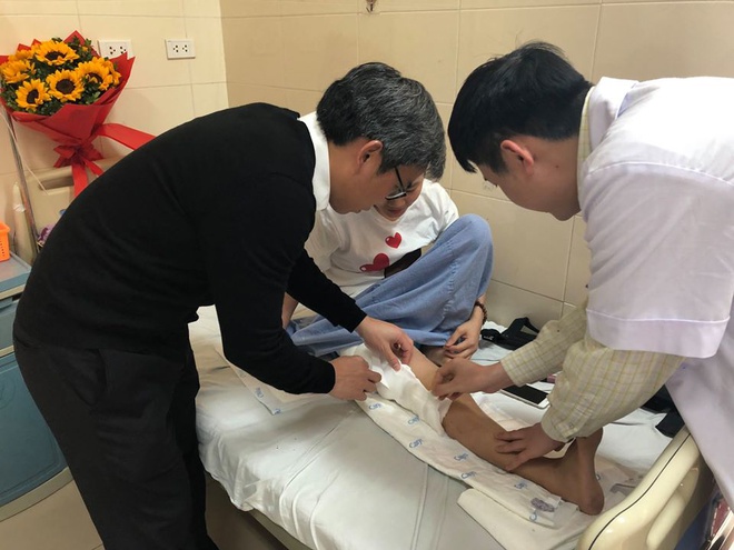PGS.TS Trần Trung Dũng và BS Nguyễn Trần Quang Sáng trực tiếp xem vết mổ cho bệnh nhân H.