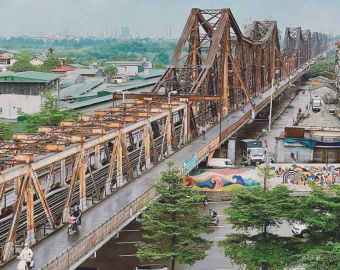   Cầu Long Biên là một chứng tích lịch sử quan trọng của ngày Giải phóng Thủ đô. Ngày 20/7/1954, theo các điều khoản của Hiệp định Geneva, toàn bộ quân đội Pháp có 80 ngày để rút quân khỏi Hà Nội. Đến 16h ngày 9/10/1954, những người lính Pháp cuối cùng đã rút khỏi Hà Nội qua cầu Long Biên, sang phía Gia Lâm, để từ đó rút về Hải Phòng.  