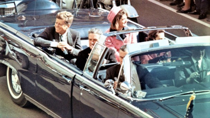 Tổng thống John F. Kennedy cùng phu nhân.