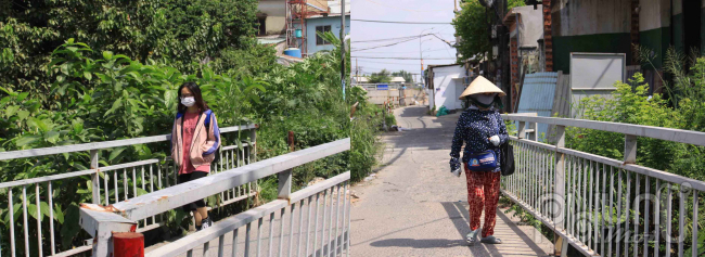 Người dân qua đây luôn bịt kín khẩu trang vì không chịu nổi mùi hôi bốc lên từ hai dòng kênh, nhất là vào giữa trưa.