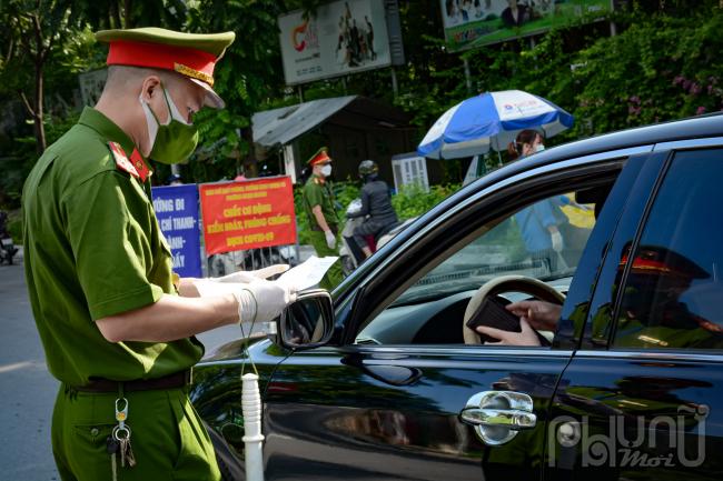  Đối với phương tiện cá nhân sẽ kiểm tra giấy đi đường theo quy định, các phương tiện vận tải cán bộ tại chốt sẽ kiểm tra giấy tờ và quét mã QR Code.