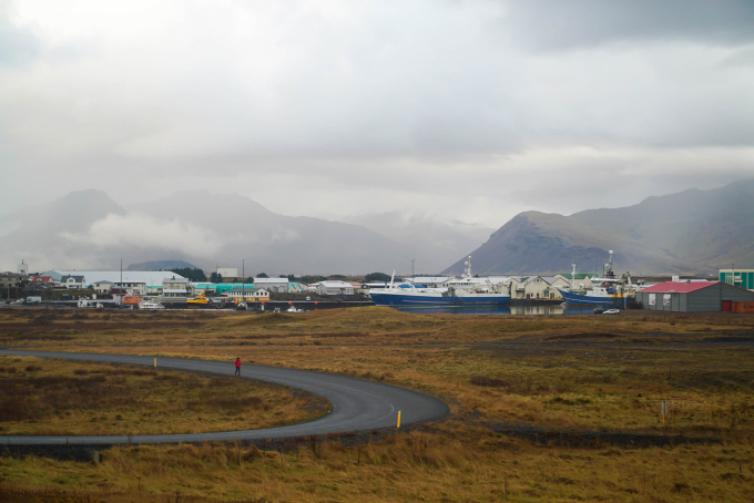 Tàu tại cảng thị trấn Höfn, Iceland (Ảnh: CNN).