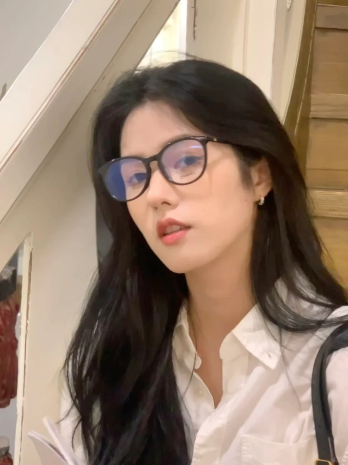 Cô giáo gây sốt cả cõi mạng với nhan sắc tựa 