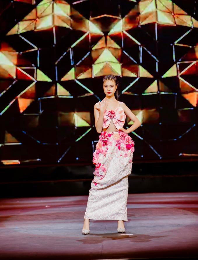 Tự tin sải bước trên sàn catwalk trong bộ đầm hồng pastel đính hoa tinh tế, cô bé đã làm toát lên được chủ đề của BST “Sắc hoa