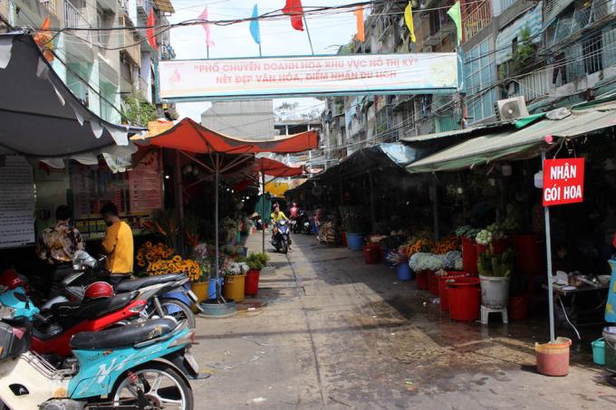 Chợ hoa ngày Valentine: Khách đến mua thưa thớt vì lo sợ dịch bệnh