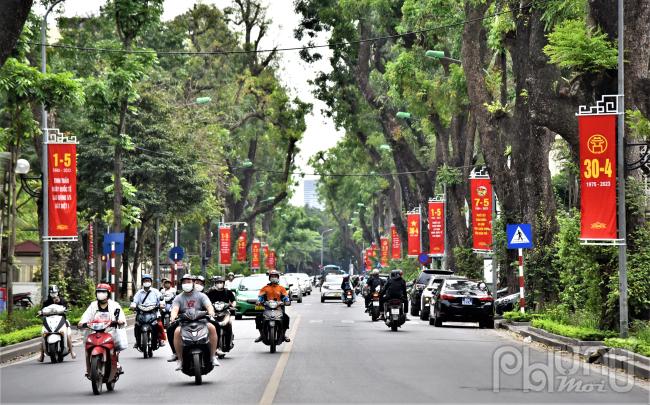 Hoạt động trang trí, tuyên truyền cổ động trên mọi tuyến phố Hà Nội nhằm nêu bật ý nghĩa lịch sử, truyền thống cách mạng, lòng yêu nước, tự hào dân tộc, chào mừng 48 năm Ngày Giải phóng miền Nam, thống nhất đất nước (30/4/1975 - 30/4/2023) và 137 năm Ngày Quốc tế Lao động (1/5/1886-1/5/2023).