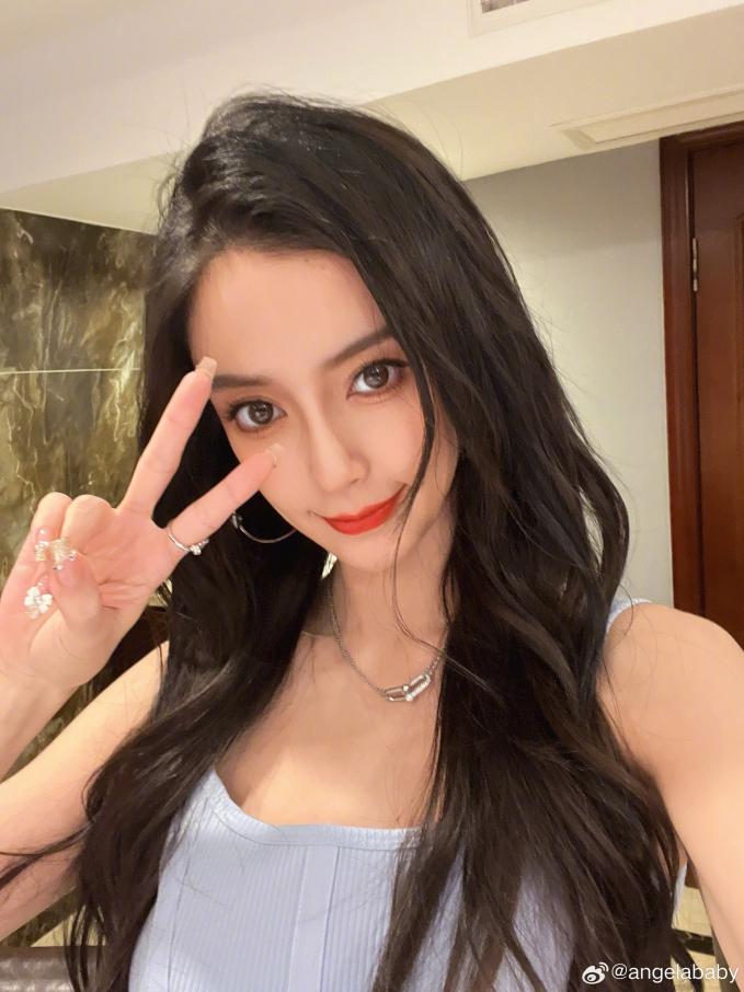   Loạt ảnh selfie xinh đẹp được chính Angela Baby chia sẻ tới người hâm mộ ngay sau khi sự kiện kết thúc  