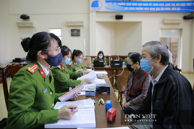 Đầu tiên, công dân sẽ được hướng dẫn kiểm tra lại toàn bộ thông tin. Nếu thông tin sai thì công dân chỉnh sửa để cán bộ bổ sung vào phần mềm.