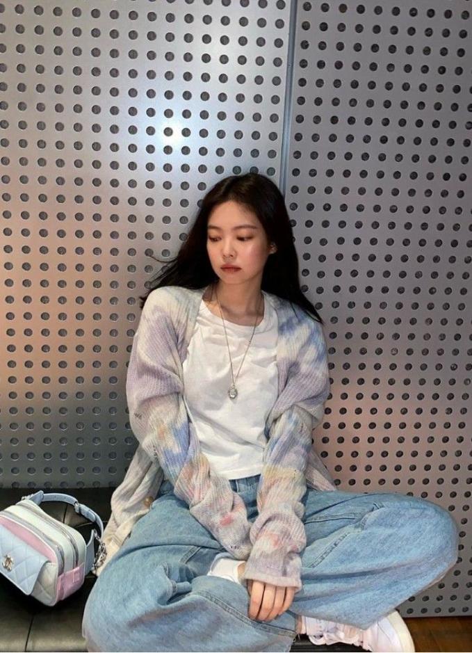 Không chỉ mê mệt cardigan trơn màu, ''trendsetter'' Jennie Kim còn thích diện những mẫu áo có nhiều màu sắc. Tiêu biểu là 2 chiếc cardigan nhiều màu nổi bật như hồng, vàng, xanh dương,.... này Với 2 mẫu áo này, Jennie không phối đồ quá cầu kỳ, cô nàng chỉ diện thêm áo croptop và quần ống rộng đơn giản là đủ để tạo cảm giác trẻ trung và ấn tượng tuyệt đối.