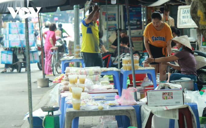 Ngày Tết Hàn thực (mùng 3/3 Âm lịch) đang cận kề, những ngày này, thị trường bánh trôi, bánh chay và nguyên liệu làm bánh khá sôi động.