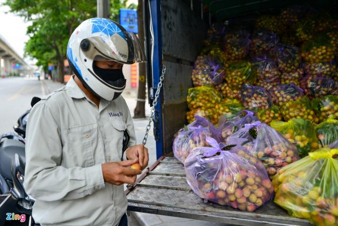           “Tôi vừa đi làm về, thấy giải cứu vải thiều nên cũng ghé vào ủng hộ. Tôi thấy vải ngon và mọng nước, rất phù hợp cho những ngày nắng nóng như thế này”, anh Trần Việt Hùng (54 tuổi, Hà Đông), chia sẻ.          