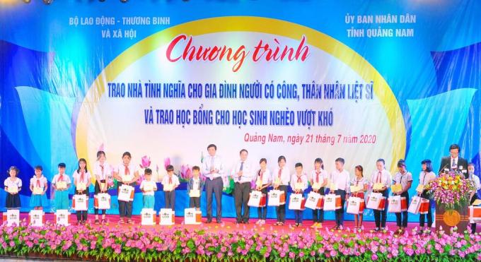   Các học sinh gia đình chính sách, hoàn cảnh đặc biệt nhận học bổng do  Tập đoàn Novaland tài trợ  