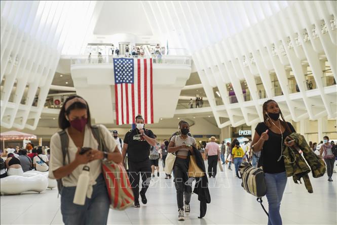 Người dân đeo khẩu trang phòng COVID tại trung tâm Oculus, New York (Mỹ) ngày 6/9/2021. Ảnh: THX/TTXVN