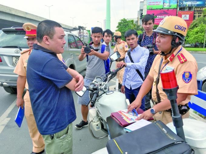 Người dân được quyền quay phim CSGT khi đang làm nhiệm vụ nhưng phải đảm bảo đúng quy định