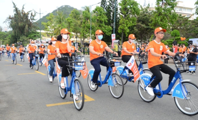 Đông đảo người dân tham gia ủng hộ hành động xóa bỏ bạo lực trên cơ sở giới. Ảnh: Thảo Hoàng