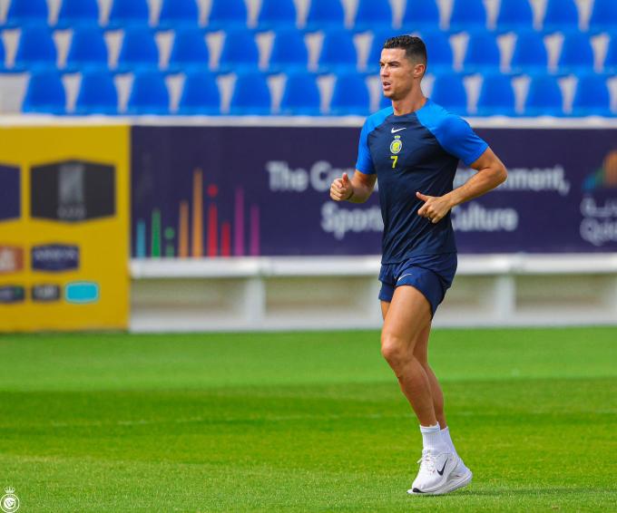               Trong lúc làng bóng đá thế giới hướng về lễ trao giải Quả bóng vàng 2023, Ronaldo tập luyện cùng các đồng đội tại Al Nassr (Saudi Arabia)        