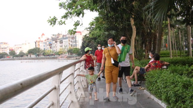           Tuy nhiên, hàng trăm người vẫn nườm nượp đổ ra công viên Lê Nin, khu vực vườn hoa Công Đoàn, vườn hoa Lý Tự Trọng, hồ Tây,..          