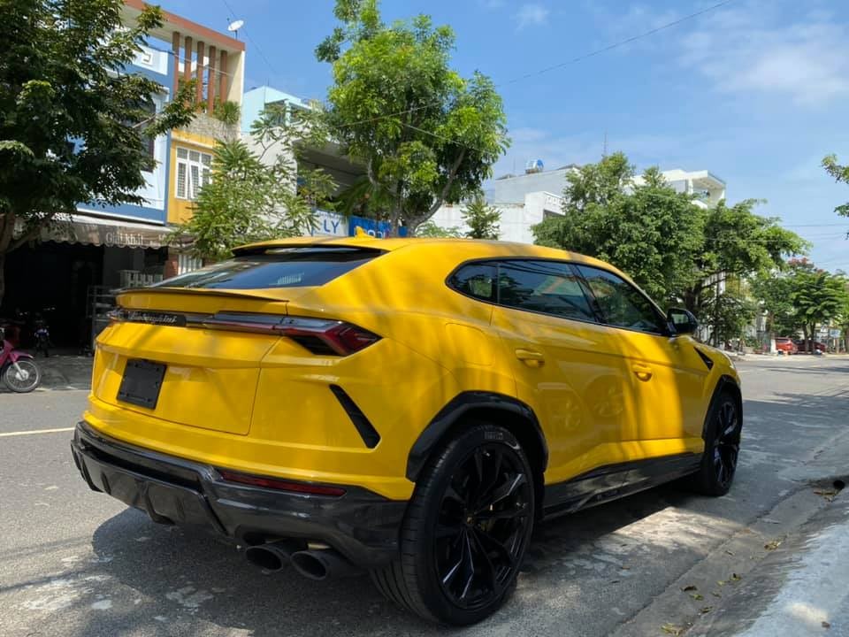 Ngắm siêu SUV Lamborghini Urus đầu tiên về Đà Nẵng với màu sơn vàng Giallo Auge sang trọng