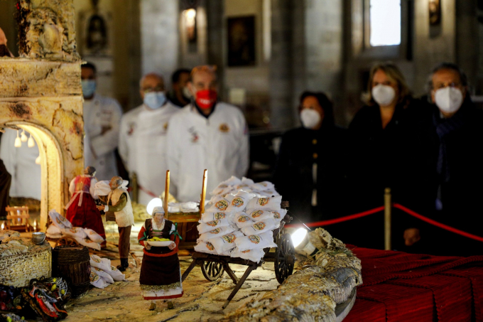 Một mô hình Chúa giáng trần làm từ pizza được bày trong nhà thờ Santa Chiara tại Naples, Ý (Ảnh: Fabio Sasso/AP).